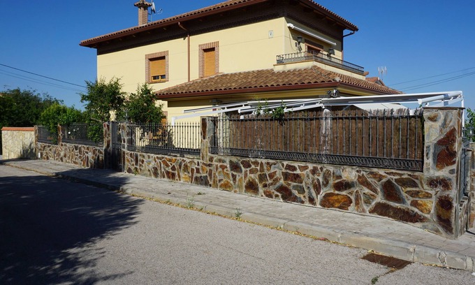 Navas del Rey House | Elegant Relax Chalet with Spa, Pool & Pet-Friendly Comfort