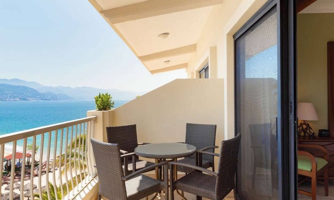 Isla Iguana Resort | Beachfront Paradise: Resort with Pool & Ocean Views