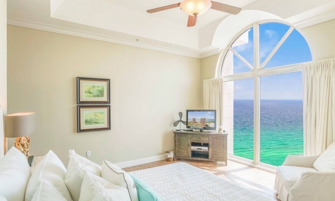 Pensacola Beach Resort | Exclusive Penthouse with Pool & Spa - Rated 10/10!