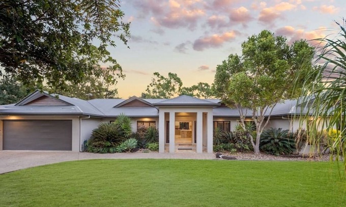 Alligator Creek House | Luxury resort style living 20 Minutes from the CBD