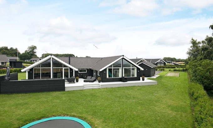 Bøjden House | Spacious 14-Person Holiday Home with Oceanfront Pool