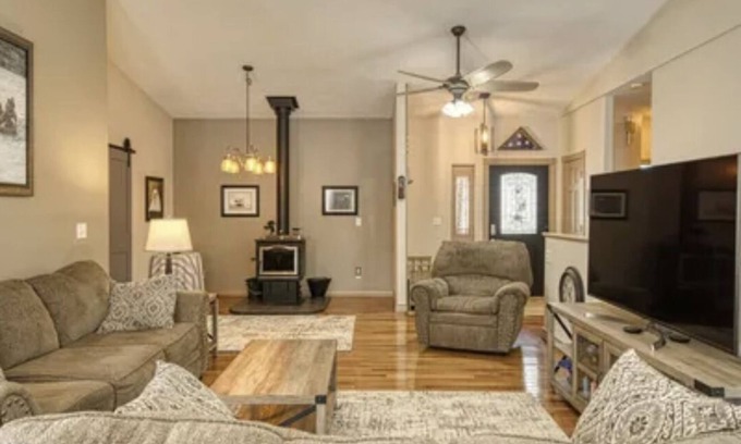 Gillette House | Relaxing Retreat for Professionals with Spa & Pool Access