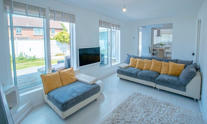 London Borough of Bromley Apartment | Relaxing Retreat in Shirley North with Spa and Breakfast