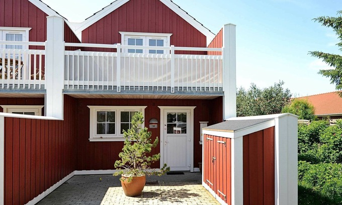 Blavand House | Cozy 4-Person Holiday Home in Blåvand with Breakfast