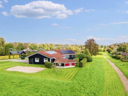 Hejlsminde Strand House | Ideal 10-Person Holiday Home in Hejls with Pool & Pets