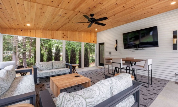Thornton House | Mountain Escape with Pet-Friendly Amenities and Breakfast