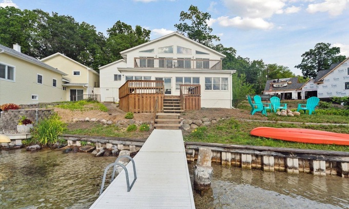 Richland House | Luxury Retreat on Gull Lake – Perfect for Your Next Getaway!