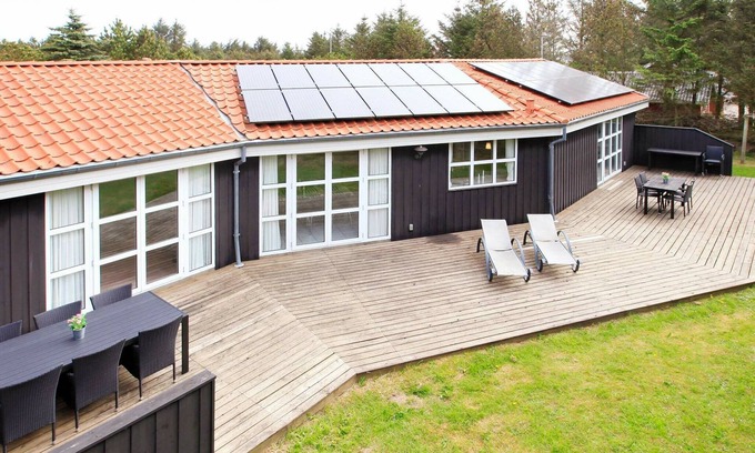Grønhøj House | Ideal 10-Person Holiday Home in Løkken with Great Amenities
