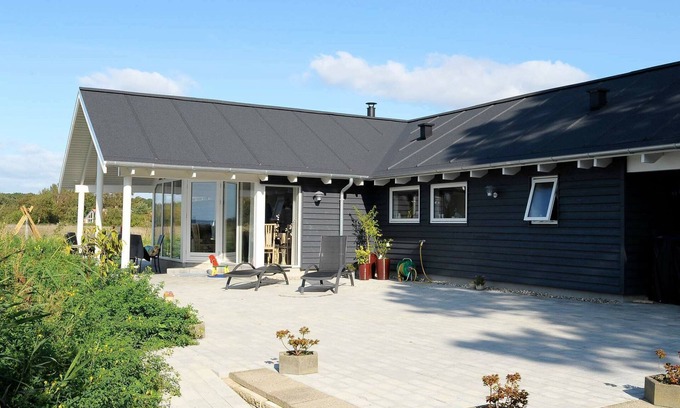 Faldsled House | Spacious 14-Person Holiday Home with Oceanfront Pool