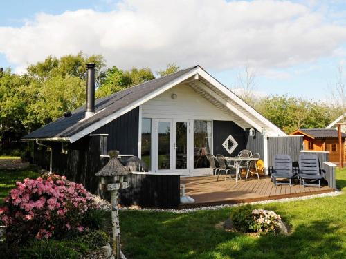 Skaven Strand House | Family-Friendly 8-Person Holiday Home in Tarm with Hot Tub