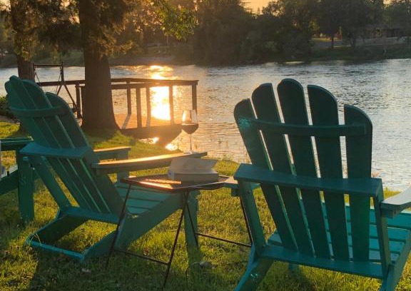 Cascade Villa | Relaxing Riverside Retreat - 4-Star Stay with Pool & Beach
