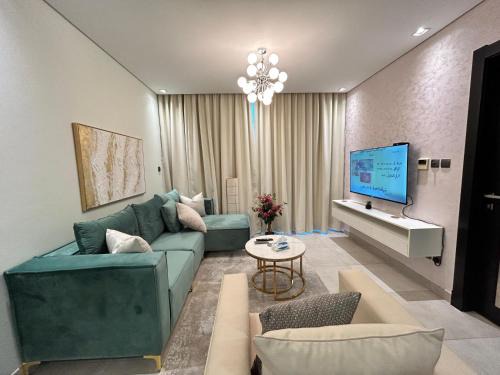 Manama Apartment | Romantic Oceanfront Apartment with Spa & Pool Amenities