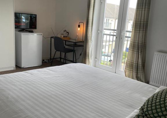 West Thurrock House | Stylish Rooms in Guests-Only House with Free WiFi