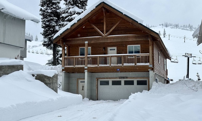 Snoqualmie Pass House | Rustic Modern Retreat on Ski Slope with Hot Tub & Spa