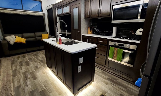 Eagle Pass House | Family-Friendly RV with Kitchen and Ocean View, Rated 9.8