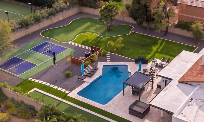 Tatum Place House | Unforgettable Getaway: Pickleball, Pool & Family Fun!