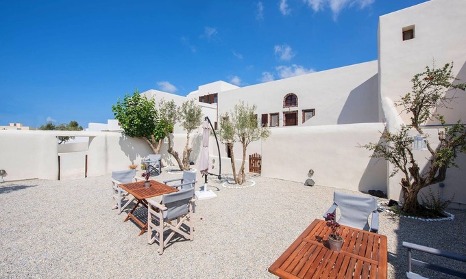 Pyrgos Villa | Elegant Villa Lucy in Pyrgos with Relaxing Spa Amenities