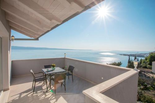 Jesenice Apartment | Oceanfront Retreat: 4-Star Rated Sea View Apartment