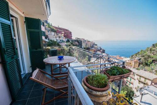 Manarola Apartment | Seaside Retreat: Manarola Oceanview Apartments by Arbaspàa