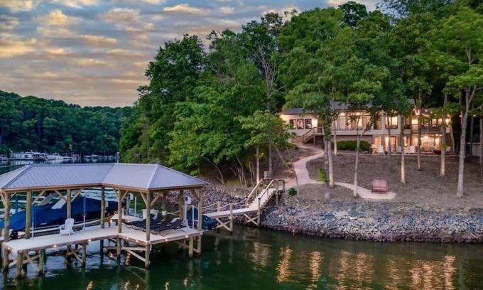 Steele Creek House | Secluded Lake Retreat with King Bed & Oceanfront Views