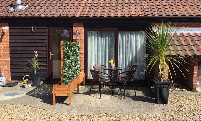 Surlingham Cottage | Tranquil Holiday Retreat by the Norfolk Broads, Rated 9.8/10