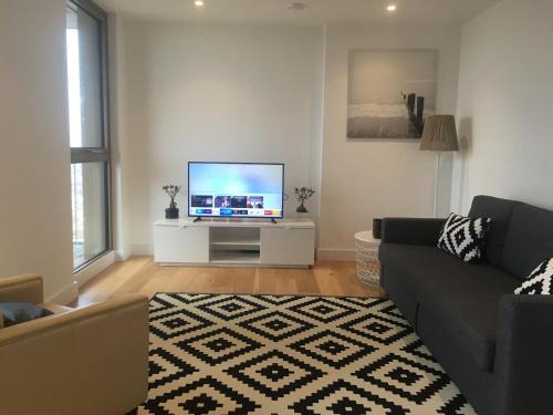 Fairfield Apartment | Elegant Serviced Apartment with Hot Tub & Top Guest Ratings