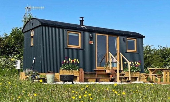 Monyash Ski Chalet | Exceptional Shepherd Hut Retreat in the Peak District