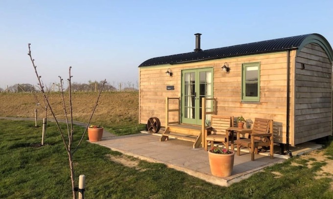 Stone in Oxney Cabin | Cozy Shepherd's Hut with Hot Tub & Woodburner Retreat