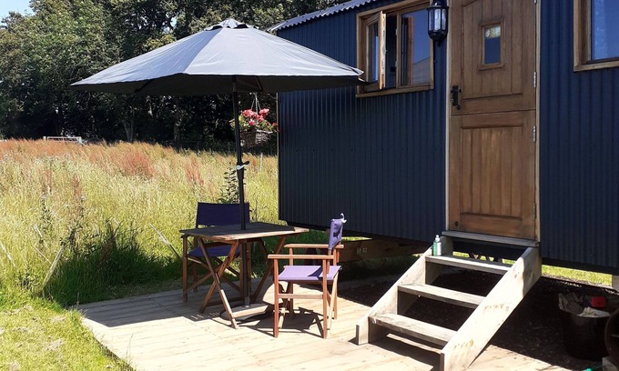 Polegate Cabin | Enchanting Shepherd's Hut with Sunset Views & Breakfast