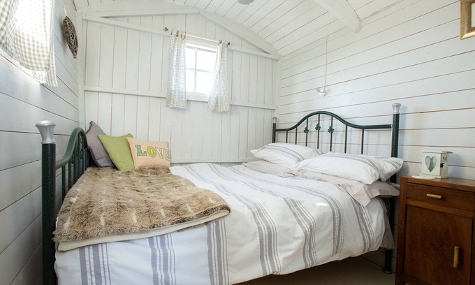 Huntingdon House | Cozy Shepherd's Hut with Ocean View & Hot Tub Access