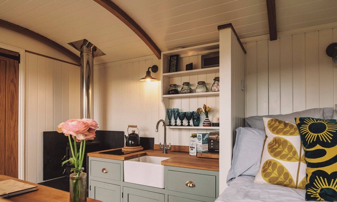Mabe Cabin | Luxury Shepherds Hut with Bath
