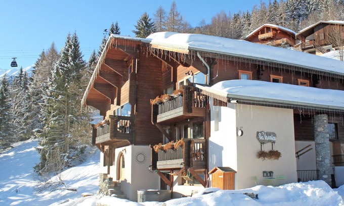 Montchavin Ski Chalet | Premier Ski-In Chalet in Paradiski with Hot Tub & Sauna