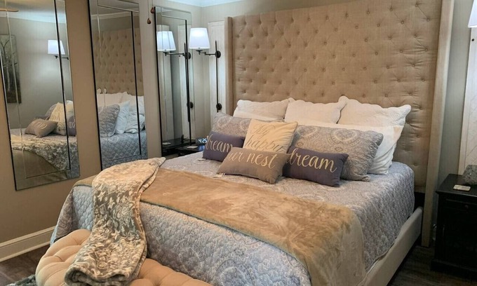 Oakwood Historic District House | Relaxing Spa Suite Experience on the 3rd Floor