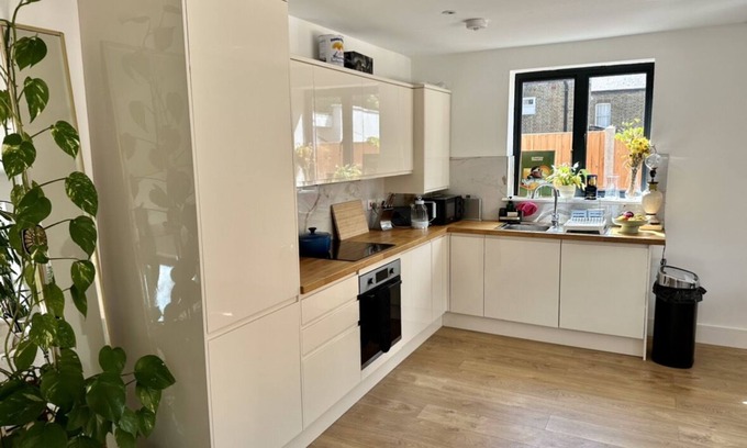 Tottenham Apartment | Spacious Apartment Near Central London & Tottenham Stadium