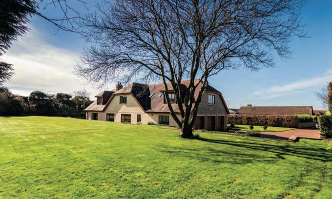 Southgate House | Guest Rated 9.2: Home Near Beaches & Gower with Driveway