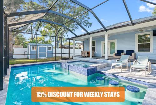 Riverside Heights House | Stylish Bungalow Retreat with Hot Tub for 8 Guests