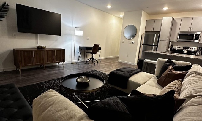Richmond Apartment | Prime City Location with Free Parking and Spa Amenities