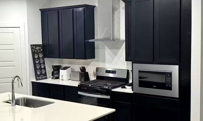 Southeast Houston House | Luxury stay near Texas Medical Center, Pearland, Downtown Houston, TX