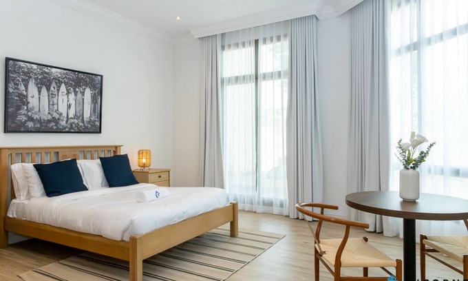 Jumeira 3 Bed & Breakfast | Luxury Stay: Panoramic Sunset Views