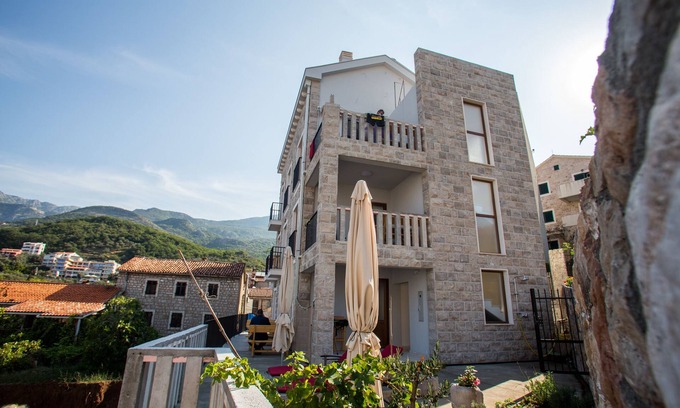 Przno Apartment | Seaside Studio Apartment Steps from the Beach with Pool