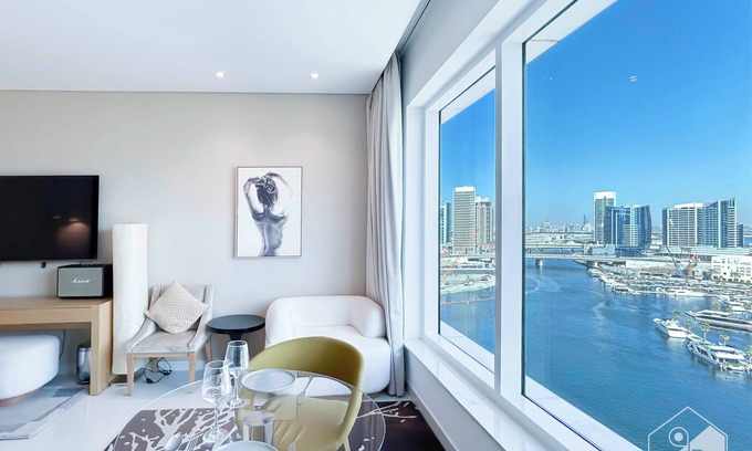 Business Bay Apartment | Luxury Studio in Business Bay with Canal View