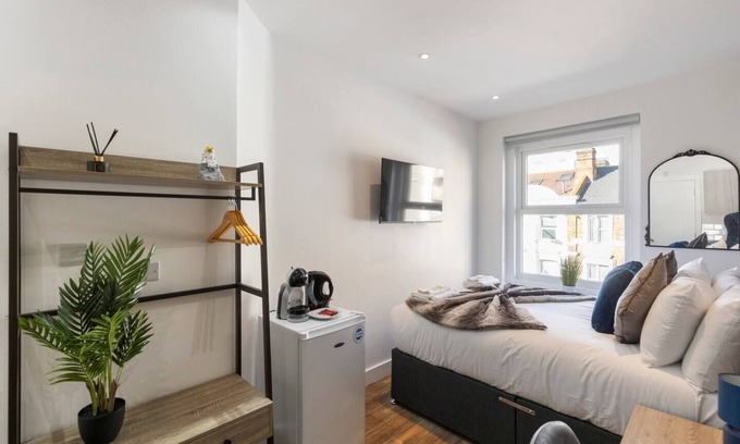 Ealing Apartment | Cozy Studio Retreat with Kitchen & Pet-Friendly Options