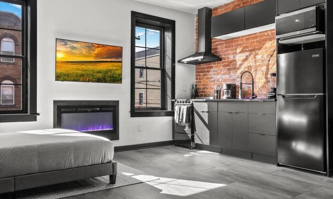 Melrose Condo | Modern Studio near Stadium District with Kitchen Access