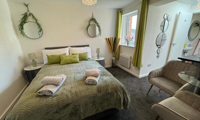Stevenage Apartment | Elegant Studio Experience in Stevenage - Rated 9/10
