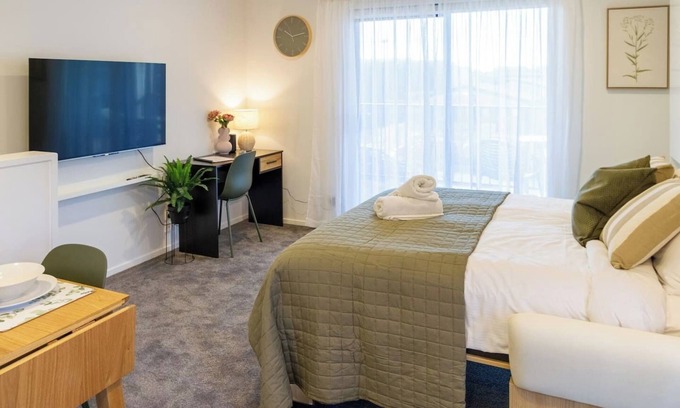 Christchurch City Centre House | Luxury Studio With Balcony - Close to Supermarket