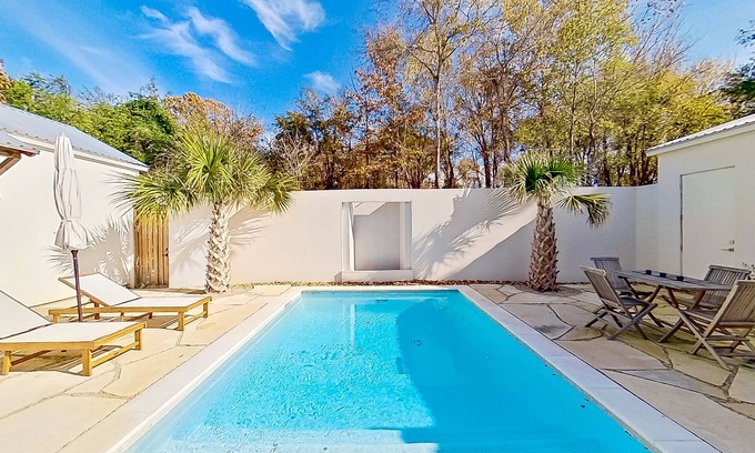 Arp House | Elegant Retreat with Private Pool, Chef's Kitchen & AC