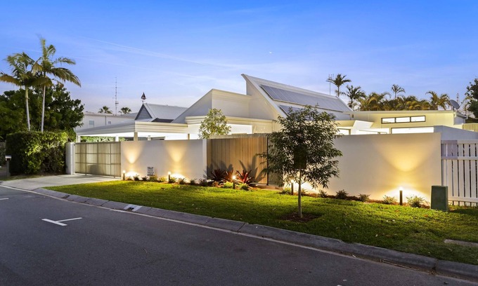 Noosa Heads House | Elegant Entertainment & Ocean View at Noosa Sound Hotel