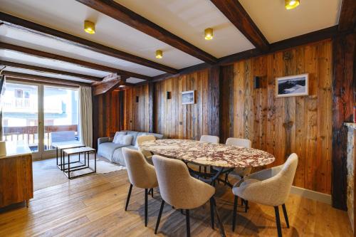 Courchevel Apartment | Exclusive Suite with Balcony in Courchevel 1850