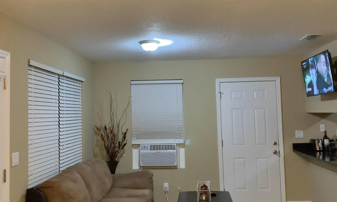 Wesconnett House | Elegant Suite “Hilda S” with Breakfast & Kitchen Amenities