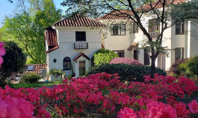 Downtown Knoxville Villa | Pet-Friendly Suite with Spa Near University of Tennessee